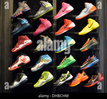 Grafico Asombrosamente nuestra Coloridos zapatos atléticos de hombres a la venta en una tienda de Foot  Locker en Broadway en Greenwich Village, Manhattan, Ciudad de Nueva York  Fotografía de stock - Alamy