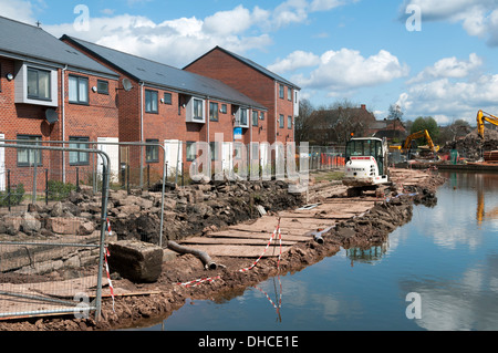 Banco Canal reparaciones en Droylsden Marina, Tameside, Manchester, Inglaterra, Reino Unido. Foto de stock