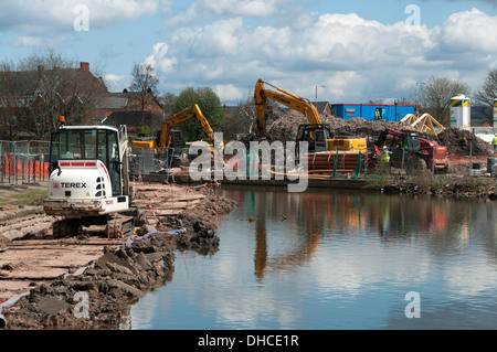 Canal reparaciones banco cerca de Fairfield cerraduras a Droylsden Marina en el Ashton Canal, Tameside, Manchester, Inglaterra, Reino Unido. Foto de stock