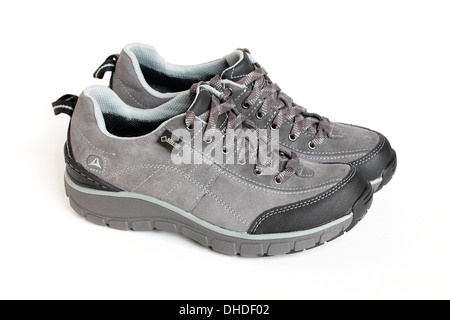 escaramuza Descarga Aplicable Un nuevo par limpio de zapatos para caminar gris Clarks Wave Trail GTX para  mujer aislados sobre un fondo blanco, Reino Unido Fotografía de stock -  Alamy