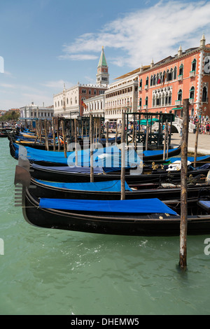 Las góndolas amarradas en la cuenca de San Marcos, en Venecia, Sitio del Patrimonio Mundial de la UNESCO, Véneto, Italia, Europa
