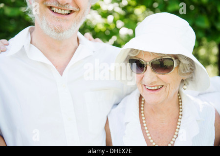 Retrato de mujer mayor con gafas de sol y sombrero blanco