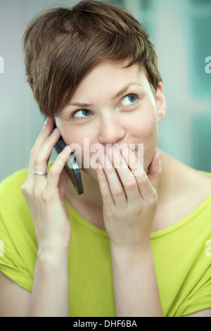 Mujer joven en teléfono móvil Foto de stock