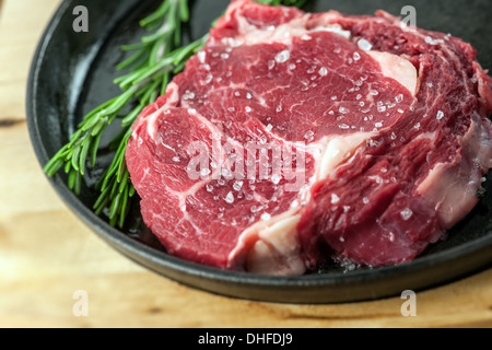 Trozo de carne en una sartén Foto de stock