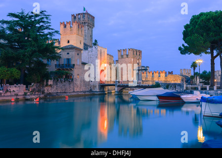 Sirmione es un municipio en el lago de Garda, en la provincia de Brescia, en Lombardía, norte de Italia Foto de stock