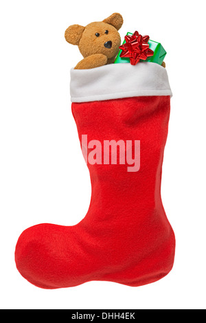 Calcetines de Navidad roja con regalos, artesanía, Teddy bear aislado en blanco Foto de stock