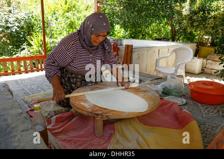 Mujer masa para laminación Goezleme flatbread, cocina anatolia, provincia de Antalya, Turquía Foto de stock