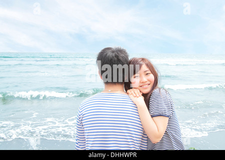 Mujer joven inclinado sobre el hombro del novio Foto de stock