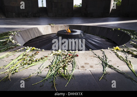 Llama Eterna al Tsitsernakaberd monumento conmemorativo del genocidio armenio, Yerevan, Armenia Foto de stock