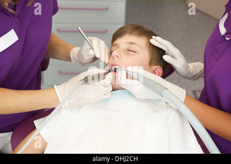 Chico paciente recibir tratamiento dental Foto de stock