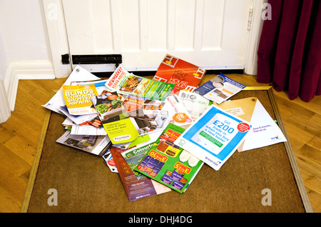 Correo basura sobre el tapete en una casa, Inglaterra Foto de stock