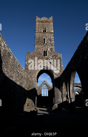 Kilconnell convento fundado 1353 en el sitio de un monasterio franciscano del siglo VI cerrado en el siglo XVII, en el Condado de Galway, Irlanda
