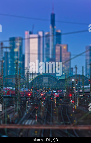 Alemania, Hesse, Frankfurt, tilt-shift vista de central station con el distrito financiero en segundo plano. Foto de stock