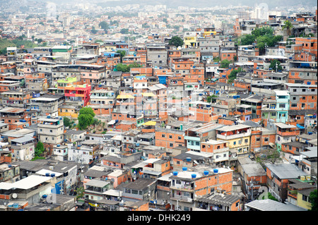 Favela favela brasileña cubre la ladera en Río de Janeiro, Brasil Complexo Alemao Foto de stock