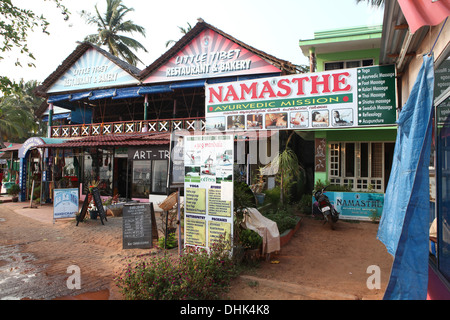 Restaurantes y tiendas en Varkala Beach, Kerala, India, Asia Foto de stock