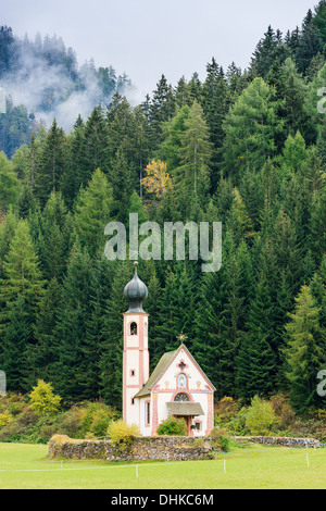 St. Johann (San Giovanni en italiano) capilla en Val di Funes en los Dolomitas, en el norte de Italia