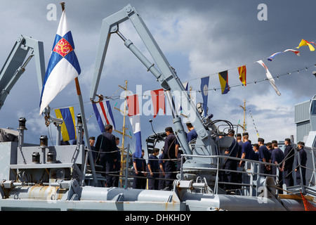 Las órdenes dadas al personal a bordo del minador FNS Pohjanmaa, el antiguo buque insignia de la Armada finlandesa, en la Tall Ships carreras de 2013. Foto de stock