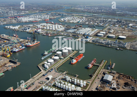 Países Bajos, Rotterdam, el puerto, el puerto. Almacenamiento de aceite. Antena Foto de stock