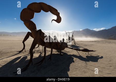 Ricardo Breceda escultura de una langosta y scorpion luchando en la Anza Borrego Desert, California. Foto de stock