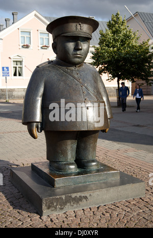 Este hilarante estatua de un agente de policía se mantiene la ley y el orden bajo su ojo vigilante en la plaza del mercado de Oulu, en el norte de Finlandia. Foto de stock