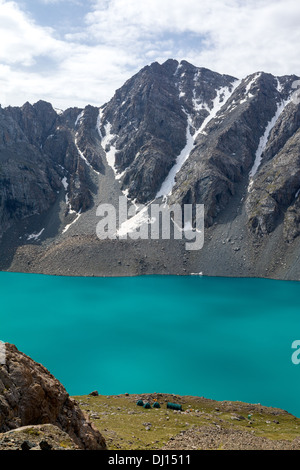 Alpinista al campamento lago Ala-Kul en Kirguistán