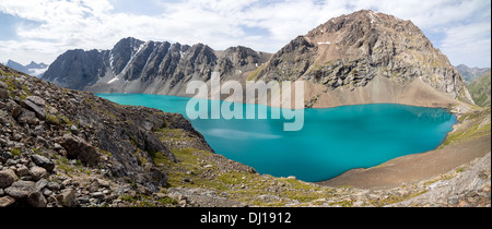 Vista panorámica del lago Ala-Kul en Kirguistán