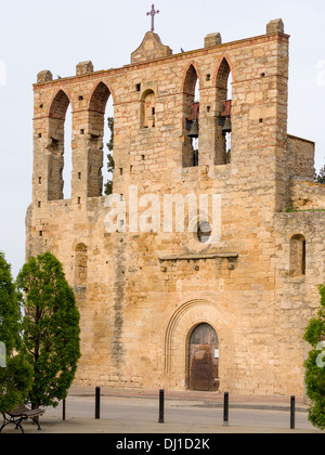 Entrada frontal y el campanario de la iglesia de Sant Esteve Perata. Una iglesia románica del siglo XIII. Foto de stock