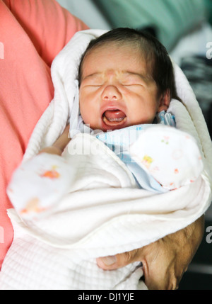 Asiática Niña Bebé Recién Nacido En El Hospital Foto de stock y