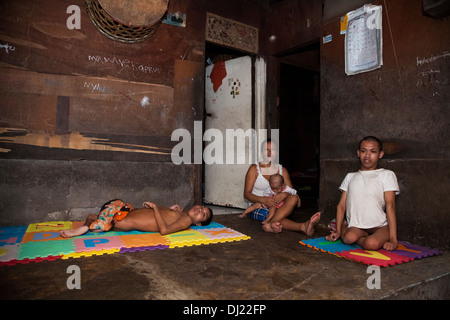 Familia pobre lisiado hombre desafió la pobreza extrema de Bali Indonesia estándar de fuelle 29 casa duras condiciones inhumanas sucio Foto de stock