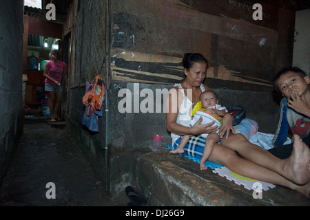 Familia pobre lisiado hombre desafió la pobreza extrema de Bali Indonesia estándar de fuelle 29 casa duras condiciones inhumanas sucio Foto de stock