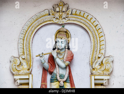 Vieja pintada estatua de Krishna. Adoraban deidad india hindú. En Andhra Pradesh, India Foto de stock