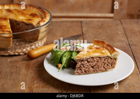 Pastel de Carne tradicional canadiense Tourtière sobre un plato Fotografía  de stock - Alamy