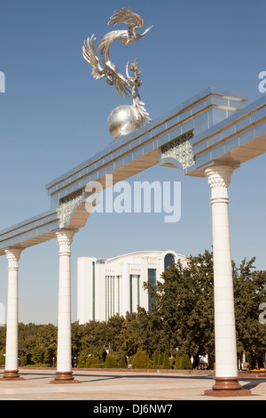 Ezgulik Arco de la independencia, la Plaza de la independencia, Mustakillik Maydoni y complejo de negocios Poytaht, Tashkent, Uzbekistán