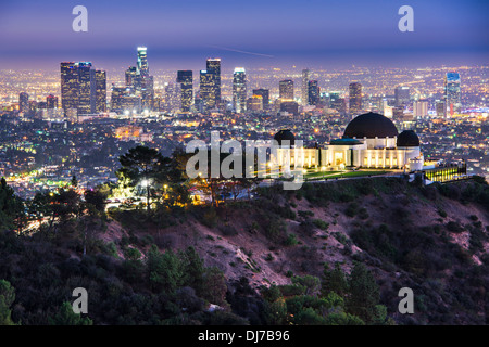 Griffith Obervatory y el centro de Los Angeles, California, usa el horizonte al amanecer. Foto de stock