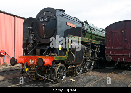 BR standard class 7 70000 Britannia locomotora a vapor en Crewe, Cheshire, Inglaterra, Reino Unido. Construido en 1951.
