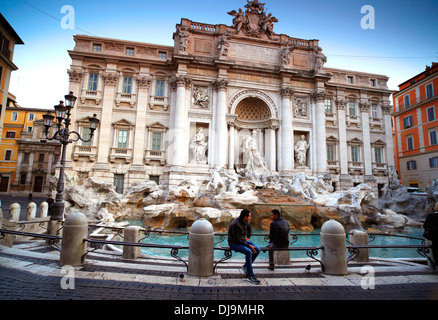 Mañana libre en turismo la fuente de Trevi en Roma, Italia. Foto de stock