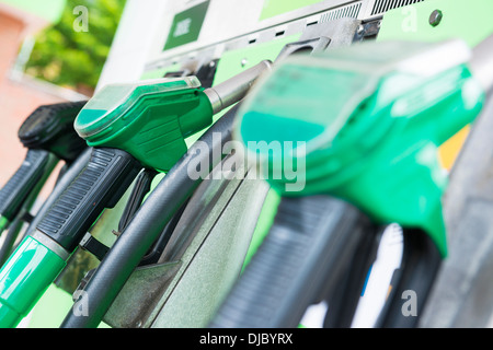 Bombas de gasolina en una gasolinera con bombas de gasolina y diésel