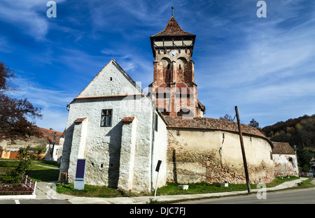 Transilvania paisaje medieval con iglesias fortificadas. Valea Viilor iglesia rural fue construido en el siglo XVI por los sajones en gótico un Foto de stock