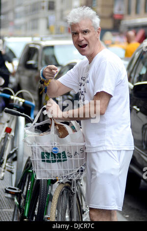 David Byrne, ex Talking Heads frontman devuelve a su bicicleta con alimentos, después de ir de compras en Whole Foods Market New York City, Estados Unidos - 02.09.12