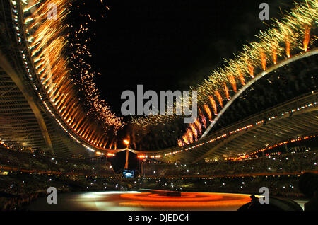 Aug 29, 2004; Atenas, Grecia; fuegos artificiales explotan Domingo, Agosto 29, 2004 en Atenas, Grecia, en el estadio olímpico durante la ceremonia de clausura de la XXVIII Olimpíada.