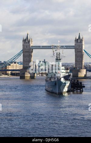 Vista desde el Puente de Londres de th Tower Bridge y HMS Belfast Foto de stock