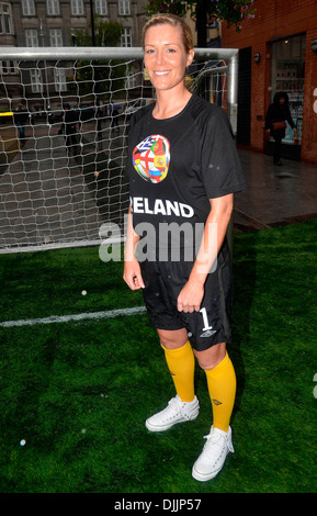 El pundit fútbol Eamon Dunphy & Arsenal Señoras y Señoras Irlanda portero Emma Byrne Betfair Lanzamiento campaña del valor Euro 2012 Foto de stock