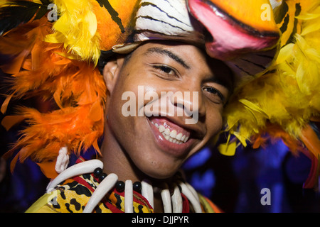 Bailarín en una fiesta en la ciudad de Cartagena de Indias, Colombia Foto de stock