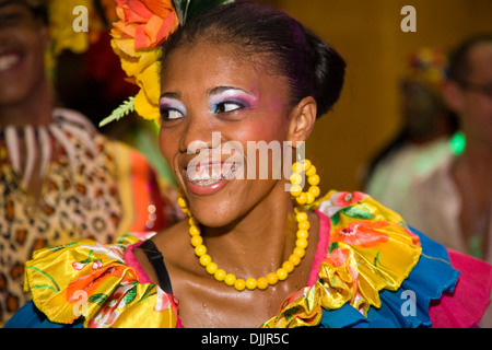 Bailarín en una fiesta en la ciudad de Cartagena de Indias, Colombia Foto de stock