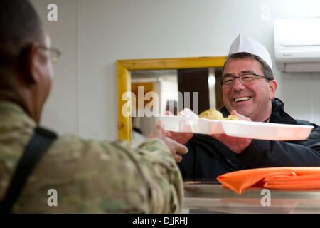 Vicesecretario de Defensa de los EEUU Ashton Carter tropas sirve la cena de Acción de Gracias en Bagram Air Field Noviembre 28, 2013 en Bagram, Afganistán. Foto de stock