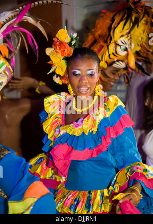 Colorido bailarín en una fiesta en la ciudad de Cartagena de Indias, Colombia Foto de stock