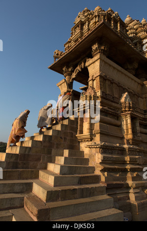 Un grupo de mujeres sube las escaleras para orar en el Templo Kandariya Mahadev. Es el más espectacular de todos los templos. Foto de stock