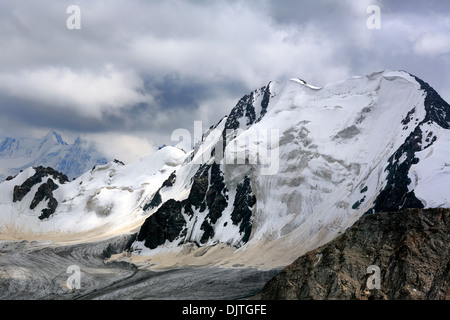 El pico de la montaña cerca de Ala Ala Kul (Kol) Lago (3560 m), Issyk-Kul oblast, Kirguistán