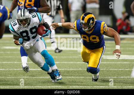 Octubre 31, 2010 - Saint Louis, Missouri, Estados Unidos de América - Carolina Panthers wide receiver Steve Smith (89, izquierda) lleva el balón como Carneros de San Luis amplia receptor Mark Clayton (89, derecha) se cierra durante una semana 8 juego entre los Saint Louis Rams y las Panteras de Carolina en el Edward Jones Dome en Saint Louis, Missouri. Los carneros derrotó a Panteras 20-10. (Crédito de la imagen: Foto de stock