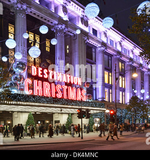 Los compradores y las iluminaciones de Navidad y decoraciones en los grandes almacenes Selfridges entrada principal, Oxford Street, West End, Londres, Inglaterra Foto de stock